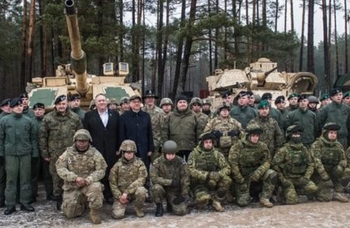 {Sekretarz stanu USA Michael Pompeo odwiedził żołnierzy stacjonujących w Bemowie Piskim.}